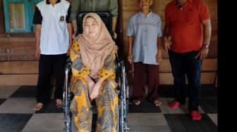 Rendra Usman Salurkan Bantuan Kursi Roda, Warga Berterima Kasih